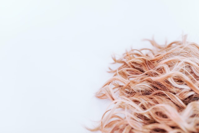 Suplementy na włosy: przewodnik po wzroście i wzmocnieniu włosów